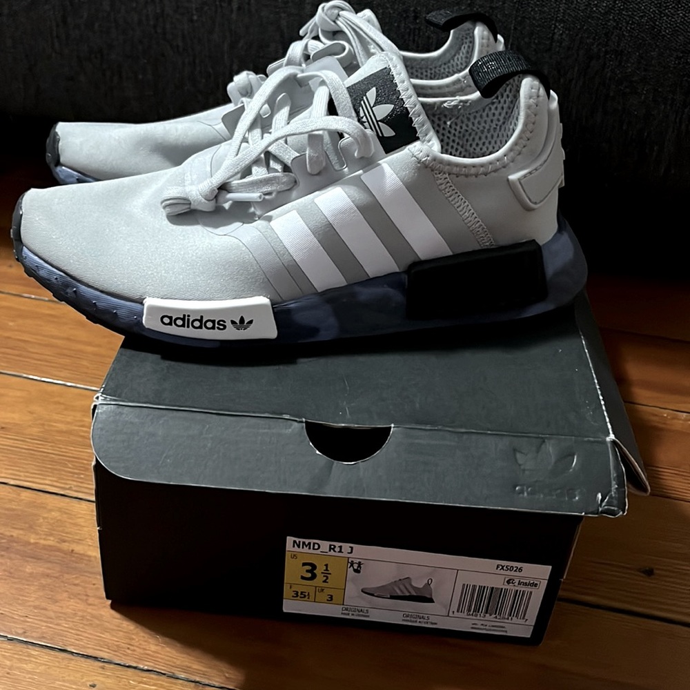 NMD size 3.5 kids fits 5 women